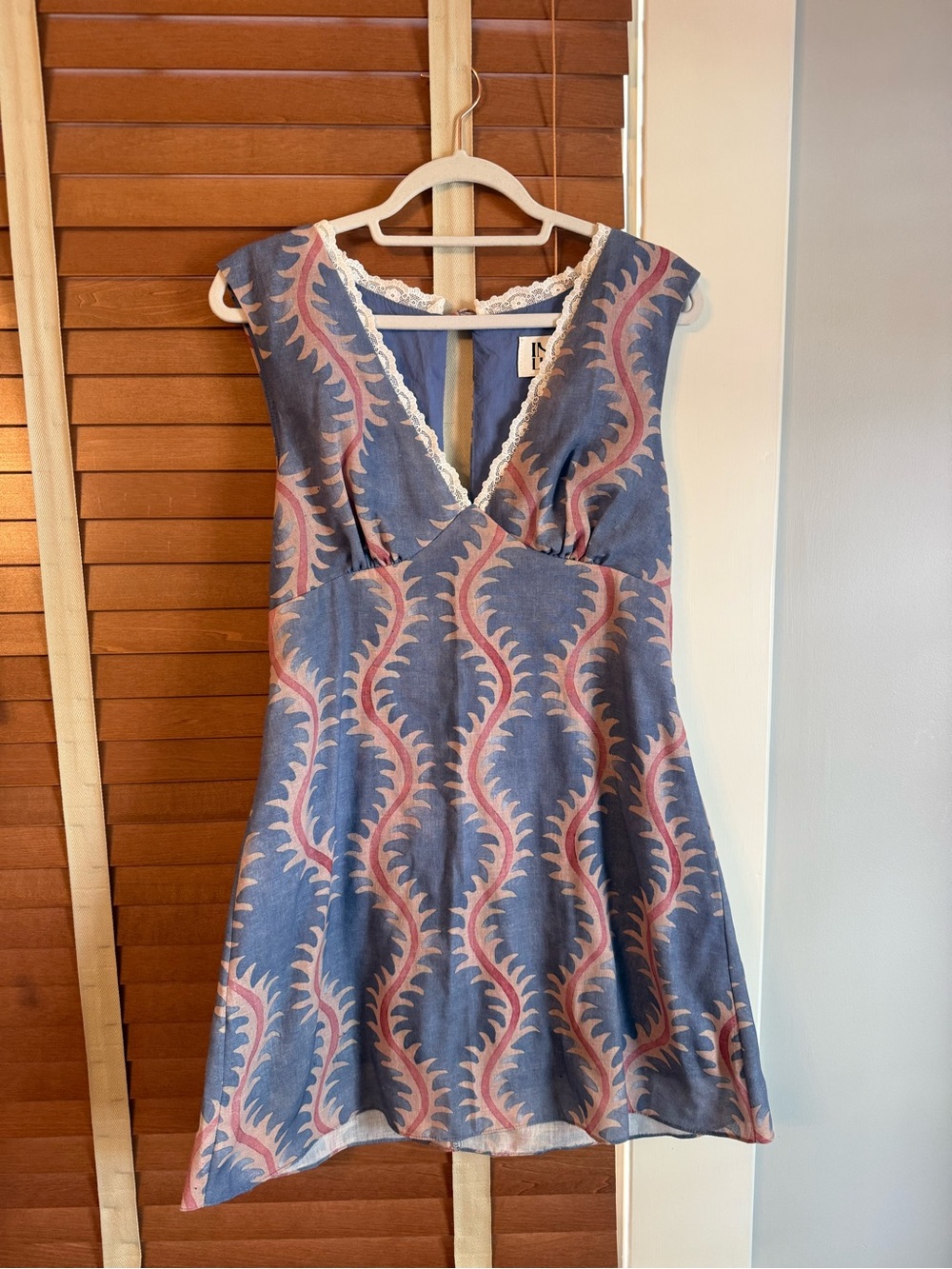 Sleeveless Blue Mini Dress with Pink Wave Print and Lace Trim
